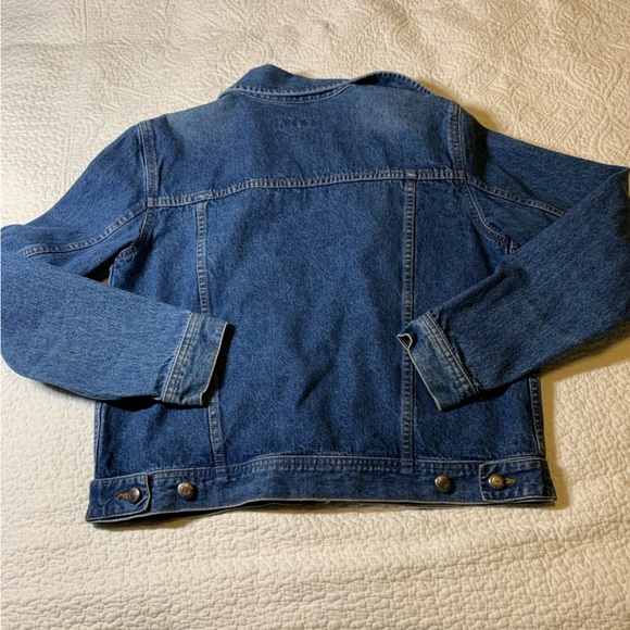 Vintage Izod trucker jean jacket, medium wash denim, size medium, four pockets - Picture 7 of 13